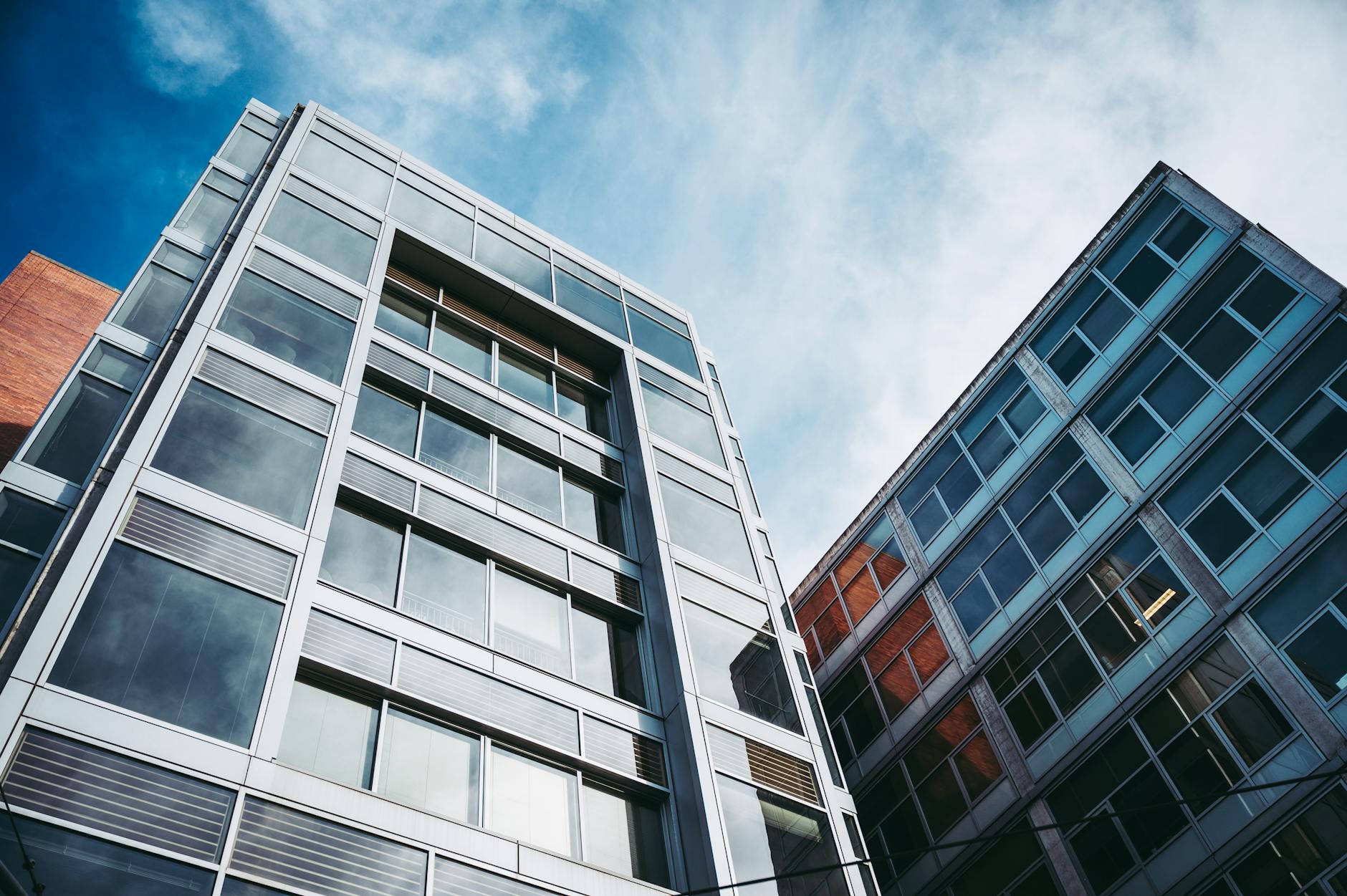 Ce semne indică posibile probleme structurale într-un apartament nou?